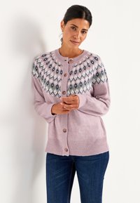 Ljusrosa stickad cardigan med ett mönstrat ok i grått och vitt, rund halsringning och fem träknappar fram.