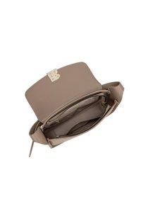 Borsa in pelle beige con chiusura magnetica, tasca interna con zip e più scomparti. Texture liscia con dettagli di cucitura sottili.
