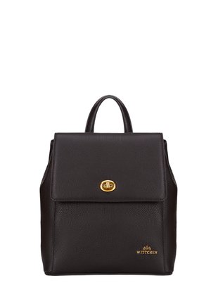 Schwarzer Leder-Rucksack mit strukturierter Oberfläche, goldenen Beschlägen, Verschluss mit Schnappverschluss und dem "WITTCHEN"-Logo auf der unteren Vorderseite.