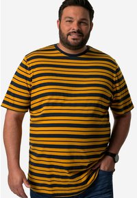 Camiseta de rayas amarillas y marinas con mangas cortas, cuello redondo acanalado y corte relajado. La tela parece suave y lisa con una textura mínima.