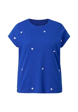 Blaues T-Shirt mit kurzen Ärmeln und Rundhalsausschnitt mit kleinen weißen Herzmustern, die über den Stoff verstreut sind.