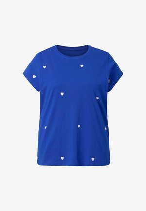 T-shirt blu a maniche corte con scollo rotondo e piccoli motivi a cuore bianchi sparsi sul tessuto.