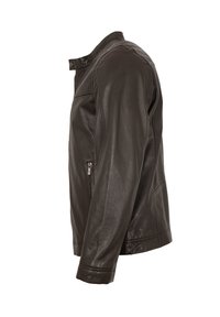 Schwarze Lederjacke mit strukturiertem Design, ausgestattet mit einem Druckknopfkragen, Reißverschlusstaschen und Seitennähten.