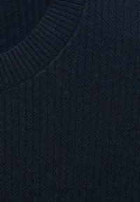 Tessuto a maglia blu scuro con una trama a coste e uno scollo rotondo. Il materiale sembra morbido ed elastico.