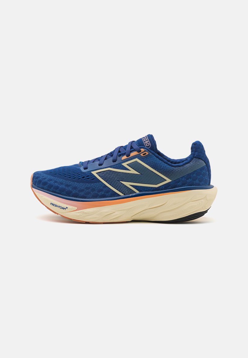 Baskets de course bleu avec une tige en maille respirante, un col rembourré et une semelle amortissante avec un accent orange. Marque "Fresh Foam" visible.