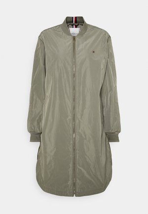 Lang, lys olivengrøn bomberjakke med frontlynlås, ribstrikkede manchetter og krave samt lille logo på venstre bryst.