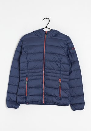 Mørkeblå dunjakke med hætte, rød lynlås og lynlåse på lommerne, hængende på en sort bøjle mod hvid baggrund.