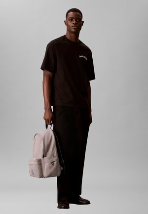 Calvin Klein, BOLD ROUND BACKPACK UNISEX - Tagesrucksack - cloudburst