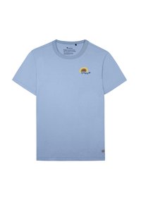 Camiseta de manga corta azul claro con un pequeño logo en forma de semicírculo amarillo y marrón y el texto "FAGUO" en el lado izquierdo del pecho.