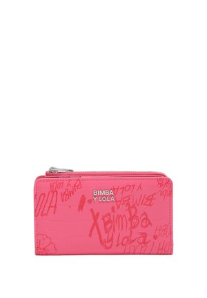 Cartera rosa con cremallera, patrón de texto en estilo grafiti rojo "Bimba y Lola" y placa de logo plateada "Bimba y Lola" en el frente.