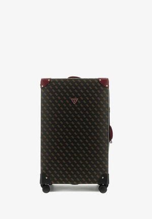 Großer schwarzer Koffer mit Muster, braunen Eckschutz, Rollen und einem zentralen Guess-Logo-Dreieck auf weißem Hintergrund.