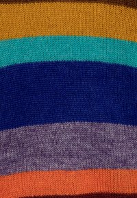 Tejido de punto a rayas con bandas horizontales en colores mostaza, azul verdoso, azul oscuro, lavanda y naranja.