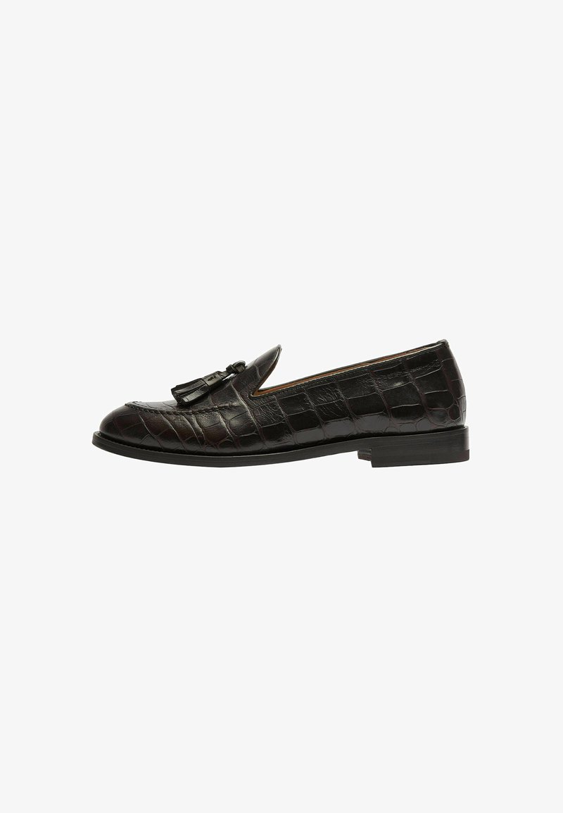 Zwarte loafers van krokodillen-embossed leer, met een spitse neus, decoratieve franjes en contrasterende textuuraccenten.