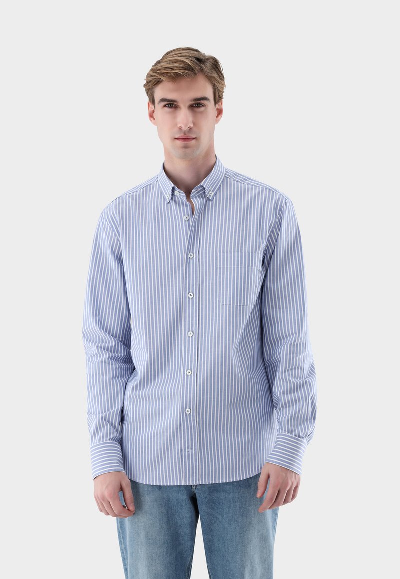 Blau-weiß gestreiftes Hemd mit Button-Down-Kragen, langen Ärmeln und einer einzelnen Brusttasche. Weicher Stoff mit glatter Textur.