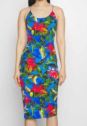 Vestido bodycon floral con un fondo azul, flores rojas y hojas verdes. Hecho de un tejido suave y elástico; tirantes finos.
