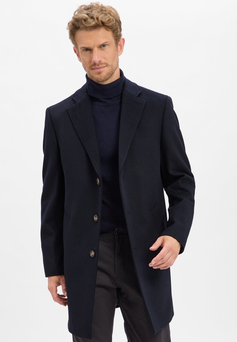 Granatowy wełniany płaszcz z klapami, zapinany na jeden guzik, z trzema guzikami. Kieszenie boczne i dopasowany krój. Gładka tekstura.