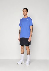 Nike Performance TEE CREW SOLID - T-skjorte til trening - comet blue/white
