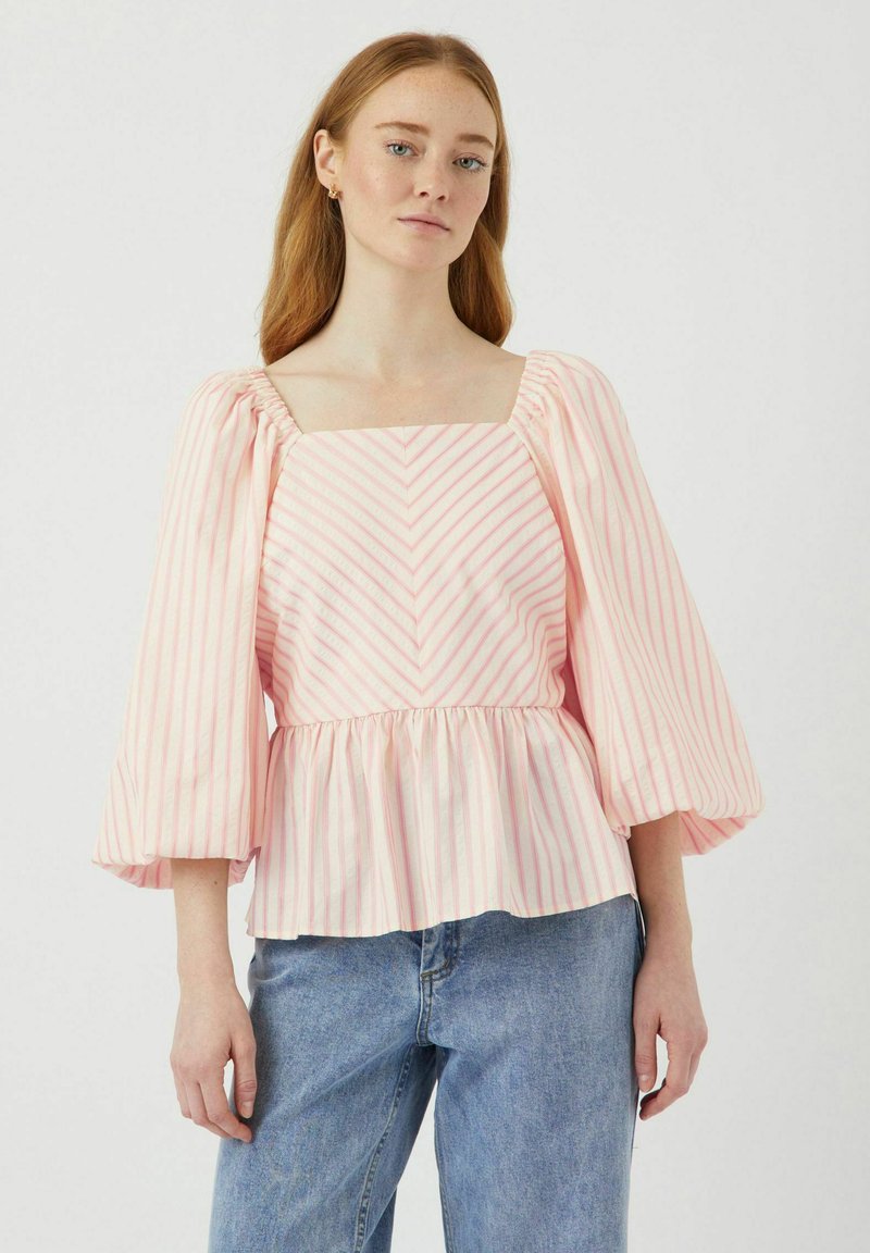 Blusa a righe rosa e bianche con scollatura quadrata, maniche a sbuffo e vita arricciata. Realizzata in un tessuto leggero con una texture liscia.