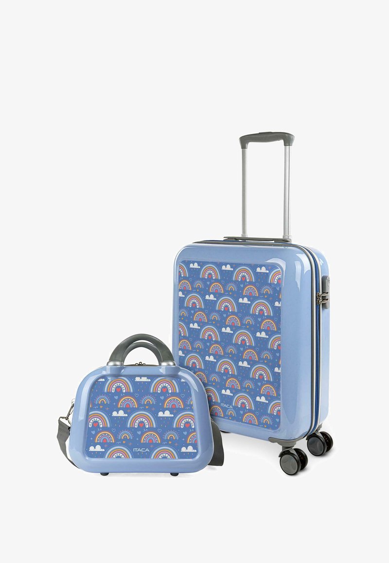 Juego de maletas rígidas en azul claro con patrones de arcoíris y nubes. Incluye una maleta grande y un pequeño equipaje de mano con asa y correa de hombro.
