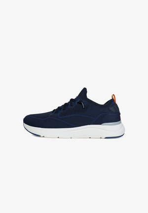Scarpe sportive blu navy con tomaia in rete, suola bianca ammortizzata e sistema di allacciatura. Presentano un accento arancione sul tallone.