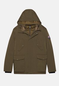 Chaqueta acolchada de color verde oliva con capucha, cierre de cremallera, dos bolsillos frontales y un parche con logotipo en la manga izquierda.