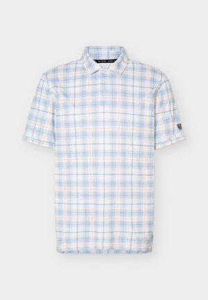 Fehér, rövid ujjú golfpóló kék és narancssárga kockás mintával, gombos gallérral, valamint kis fekete logófolttal a bal ujjon.