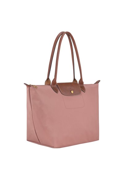 Rosa Nylon-Shopper-Tasche mit zwei braunen Ledergriffen und einem Druckknopfverschluss. Sie hat einen subtilen Glanz und eine flache, rechteckige Form.