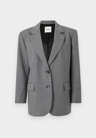 Γκρι μονόκουμπο σακάκι με δύο κουμπιά, γιακάδες με εγκοπή, τσέπες με καπάκι και μαύρη φόδρα, παρουσιασμένο σε φωτεινό απλό φόντο.