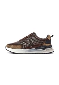Zapatillas de cuero marrón y ante con parte superior texturizada, cordones integrados y suela de goma gris. Presenta una punta redondeada y un acento negro en el talón.