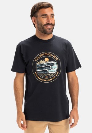 Zwart katoenen t-shirt met korte mouwen, voorzien van een cirkelvormige afbeelding met golven, bergen en zon in crème, blauw en oranje kleuren.