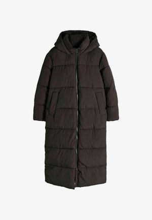 Dlhý čierny pufový kabát s kapucňou, zipsom a dvoma prednými vreckami. Má prešívaný dizajn s horizontálnym šitím.