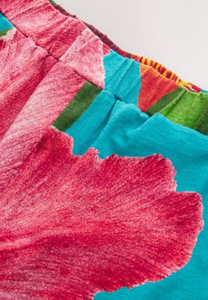 Színes anyag, nagy piros virágmintákkal kék alapon, zöld és narancssárga díszítésekkel. Rugalmas derékrész a kényelmes viseletért.