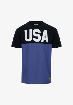 T-shirt a girocollo nero e viola con grande testo bianco "USA" sul petto e una piccola patch della bandiera americana sulla manica.