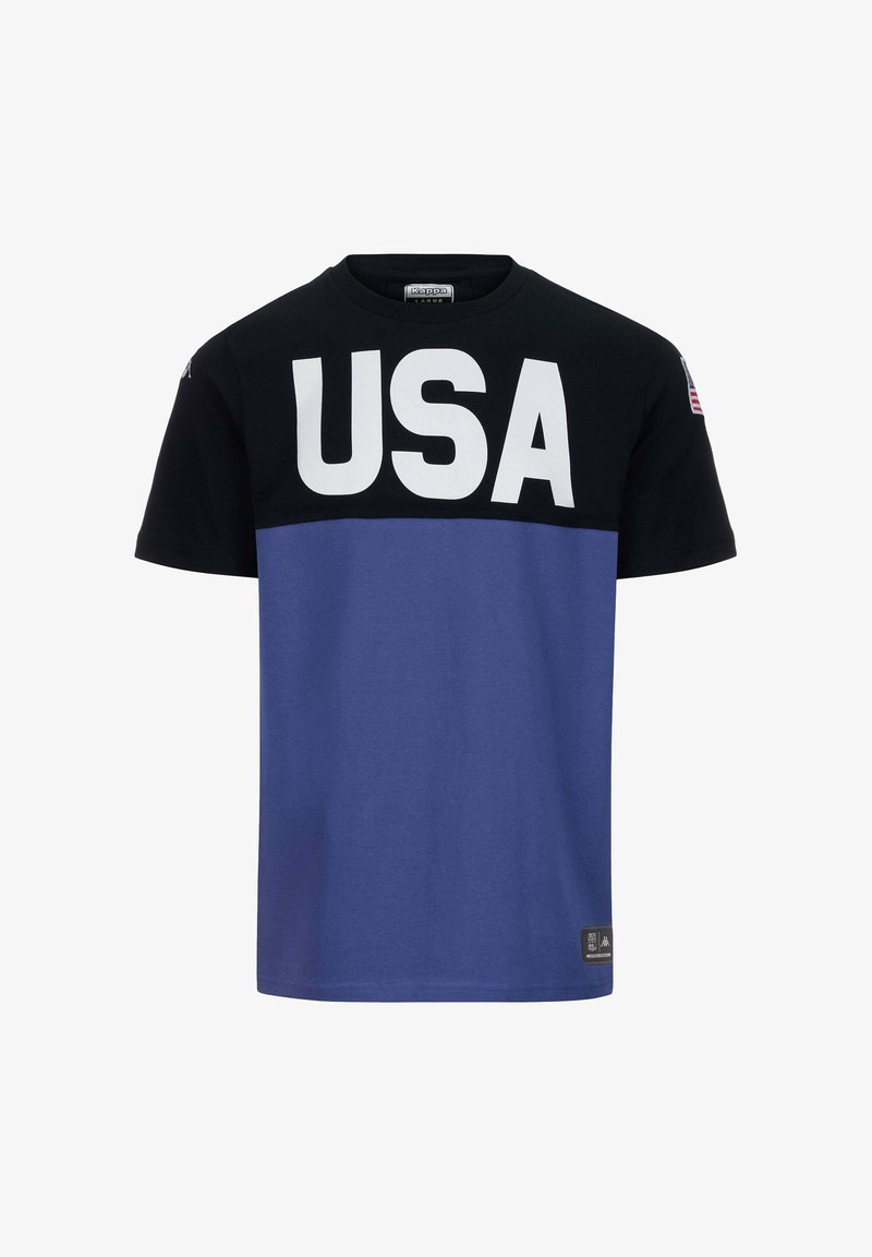 T-shirt a girocollo nero e viola con grande testo bianco "USA" sul petto e una piccola patch della bandiera americana sulla manica.