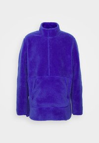 Fioletowy polarowy sweter z wysokim kołnierzem, długimi rękawami i kieszenią z przodu. Miękka tekstura i przytulny design idealne dla ciepła i komfortu.