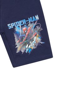 Pantaloni corti in cotone blu navy con una grafica di Spider-Man dai colori vivaci e in una posa dinamica, arricchita da un testo audace.
