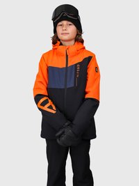 Bambino che indossa una giacca da sci arancione, blu navy e nera, pantaloni da neve neri, guanti neri e un berretto nero con gli occhiali da sci sopra.