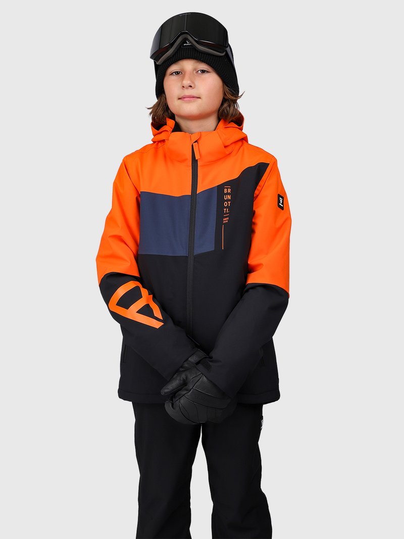 Bambino che indossa una giacca da sci arancione, blu navy e nera, pantaloni da neve neri, guanti neri e un berretto nero con gli occhiali da sci sopra.