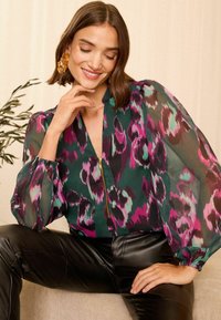 Love & Roses FRONT SHEER LONG SLEEVE- REGULAR FIT - Camicetta - green animal