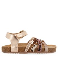 Sandal met banden, voorzien van een metallic rosegouden bovenwerk, gemengde patronen inclusief dierenprint, en een textuurgekorkte voetbed met een rubberen zool.
