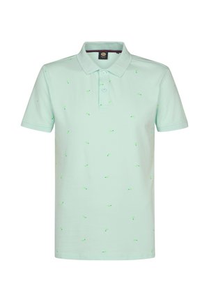 Jasno miętowa koszulka polo o miękkiej fakturze, z subtelnymi kontrastującymi wzorami liści oraz kołnierzykiem zapinanym na dwa guziki.