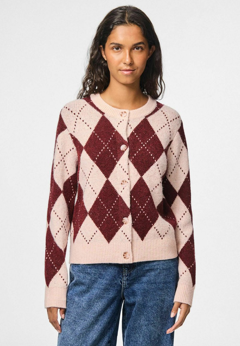 Adīts kardigans ar rozā pamatni un bordo rombu rakstu. Apaļa kakla izgriezums, ribotās aproces un priekšējie pogas. Strukturēta auduma.