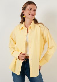 LELA LOOSE FIT - Button-down blouse - yellow