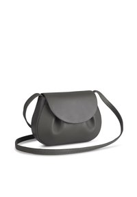 Grå lädercrossbodyväska med rundad form, vikbar klaff och en slät textur. Har en tunn rem och rynkdetalj på framsidan.