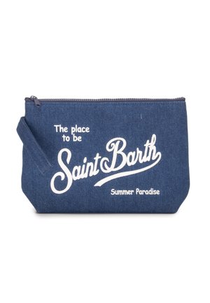 Pochette blu navy con zip e cinturino da polso, con testo bianco "The place to be Saint Barth Summer Paradise" sul davanti.