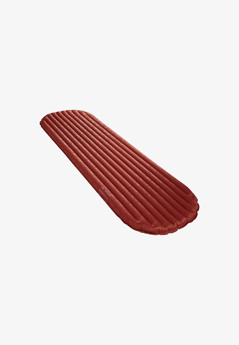 Materassino da campeggio gonfiabile rosso con design a righe lineari, estremità arrotondate e superficie liscia. Leggero e portatile, ideale per l'uso all'aperto.