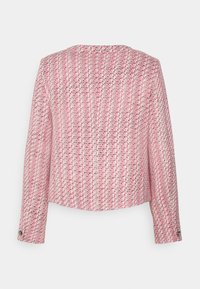 Veste rose texturée avec un motif en tissage, dotée de manches longues, d'un ourlet droit et d'accents en boutons métalliques aux poignets.