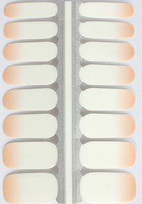 Nageltips in een gradient design, die overgaan van beige naar wit, gepresenteerd op een vel met een glanzende afwerking en ronde hoeken.
