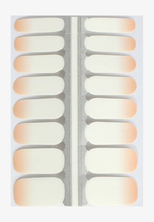 Astuces d'ongles dans un design dégradé, passant du beige au blanc, disposées sur une feuille avec une finition brillante et des bords arrondis.