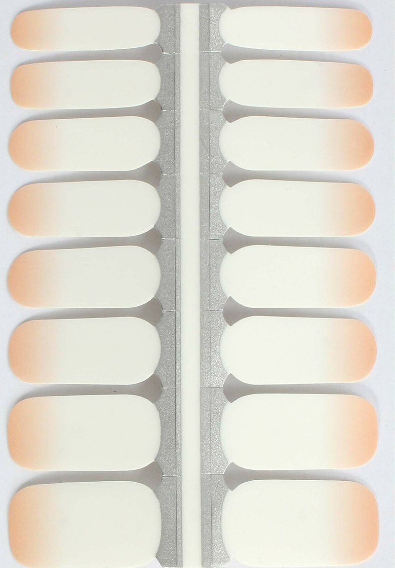 Nageltips in een gradient design, die overgaan van beige naar wit, gepresenteerd op een vel met een glanzende afwerking en ronde hoeken.